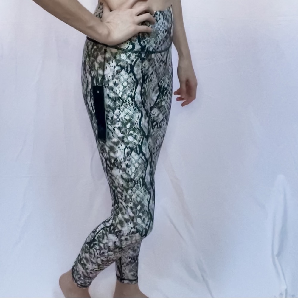 Kyodan NWT leggings molded silhouette - snake skin like print
